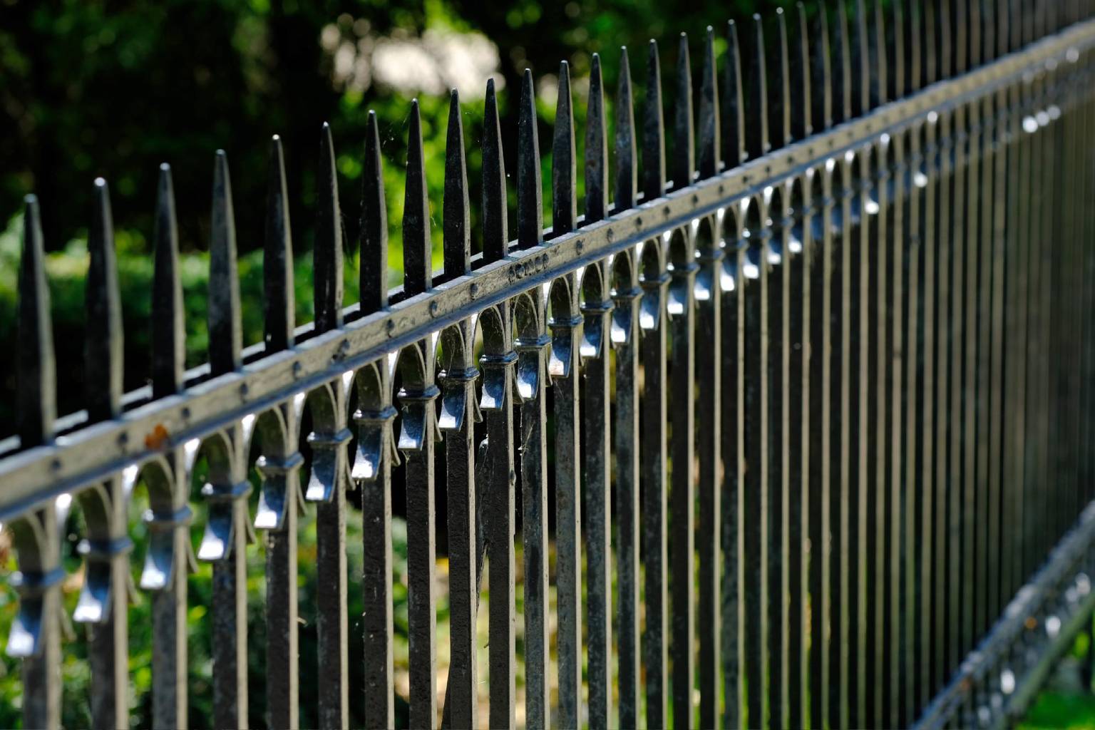 Zaunbau aus Polen – Qualität, Design und Preis im Überblick Schmiedeeiserne Zäune