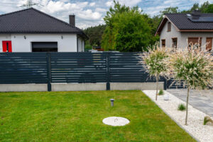 Modernes Einfamilienhaus mit Doppelstabmattenzaun in Berlin und Brandenburg