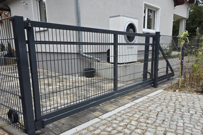 Schiebetor aus Metall für eine Grundstückseinfahrt